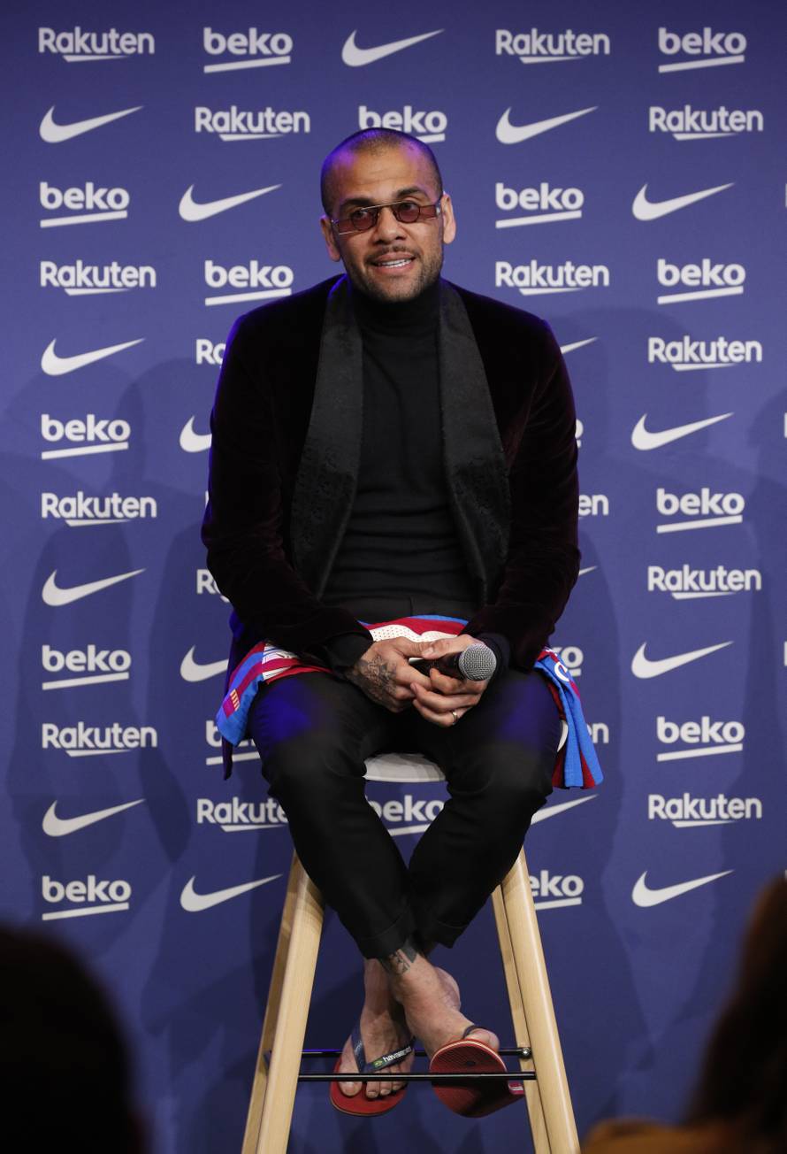 FC Barcelona unveil Dani Alves