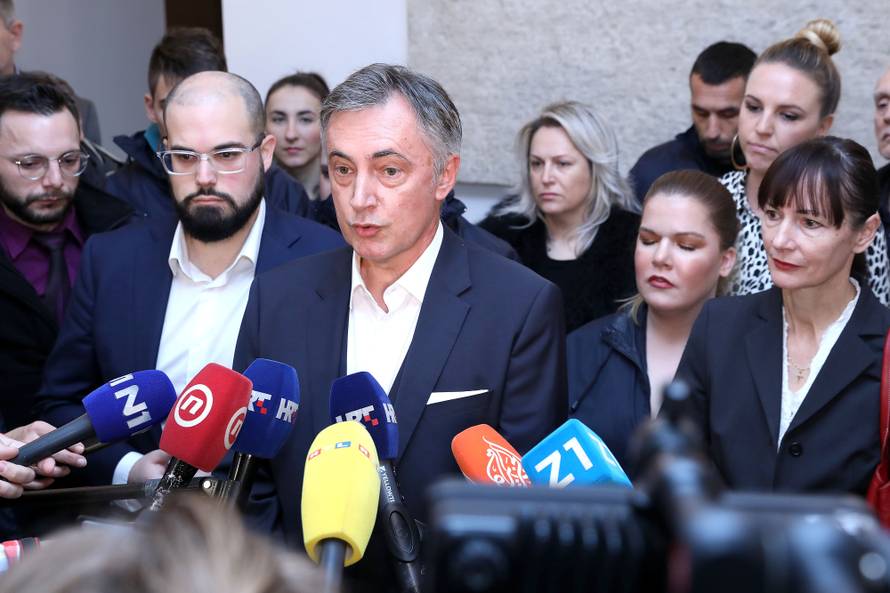 Zagreb: Miroslav Škoro predao je Drzavnom izbornom povjerenstvu kandidaturu za izbore