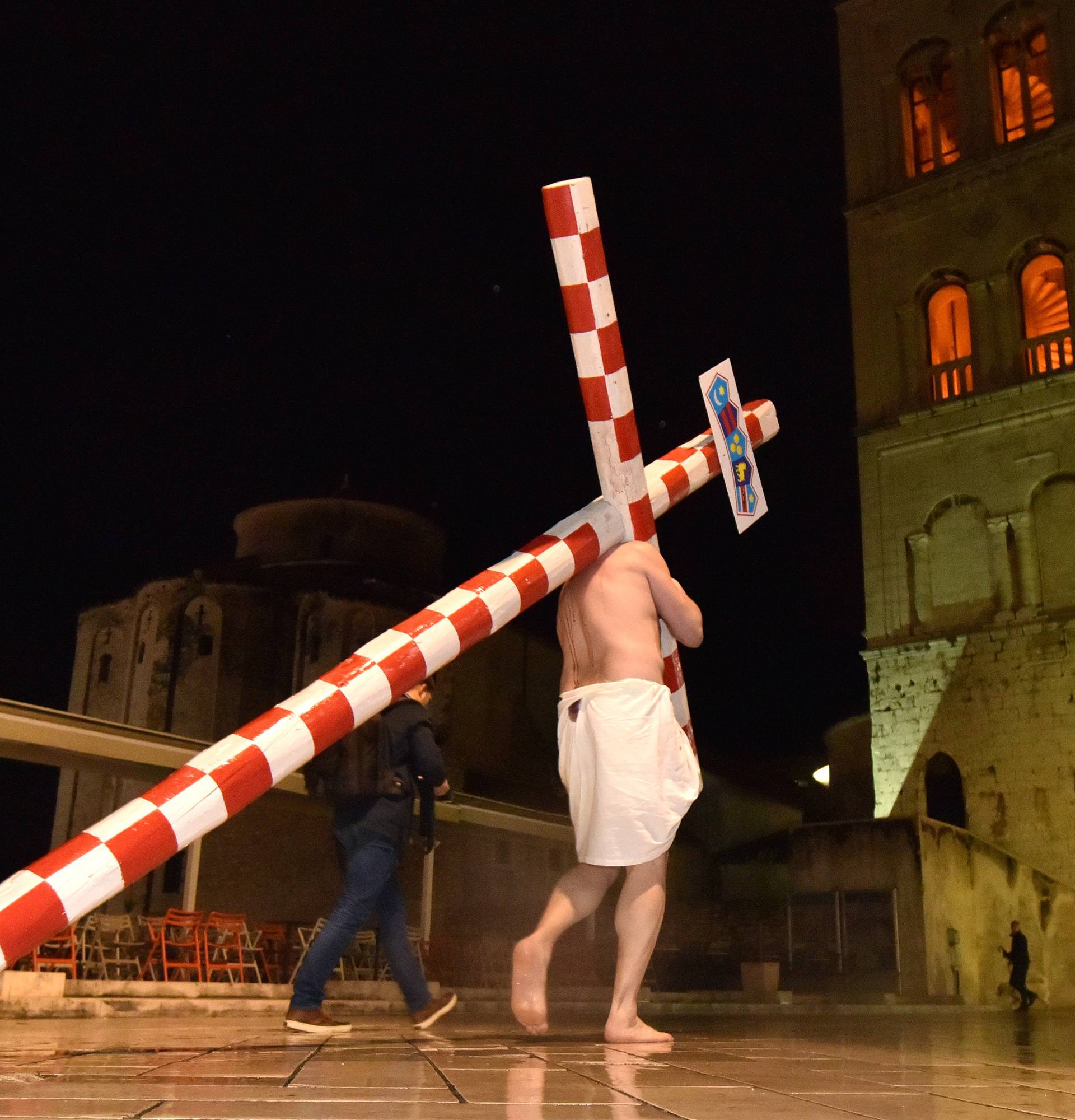 Performer odjeven u Isusa kroz  Zadar nosio križ težak 70 kg
