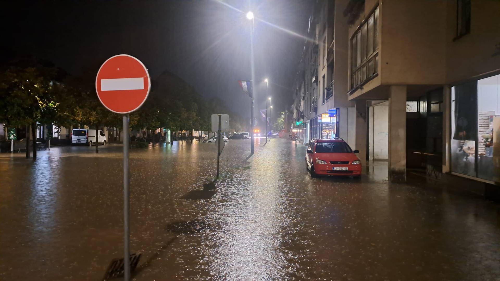 Jaka kiša potopila centar Gline: Poplavile su ceste i zgrade