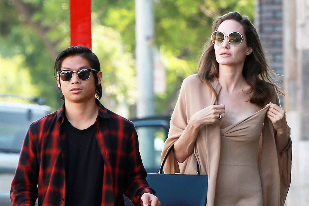 Angelina obuzdavala grudi dok je šetala sa sinom Paxom (14)