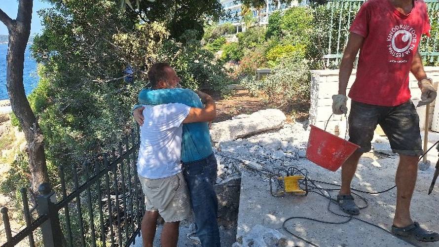 VIDEO Dubrovčani srušili zid koji je ogradio plažu, evo kako sada izgleda. Reagirali i iz hotela