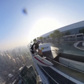 VIDEO Skočio je iz bazena na vrhu zgrade visoke 294 metara pa sletio na plažu u Dubaiju!