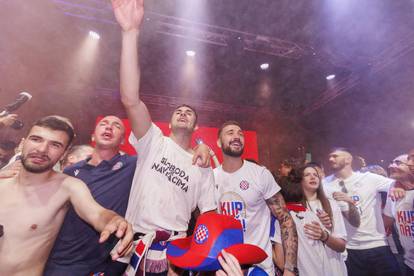 Tisuće navijača na rivi dočekalo igrače Hajduka s trofejem Kupa 