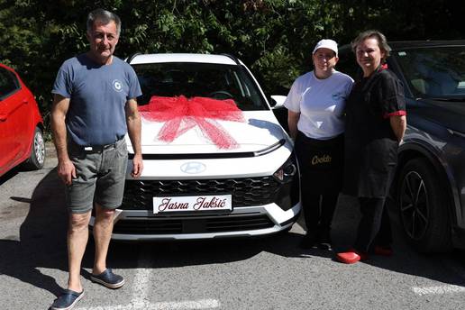 Kakva gesta! Vlasnici kultnog restorana na Mrežnici kuharici dali auto za 20 godina rada