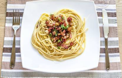 Kultne špagete carbonara obogatite sezonskim povrćem 