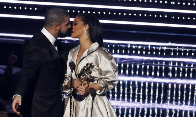 Drake presents Rihanna with an award during the 2016 MTV Video Music Awards in New York
