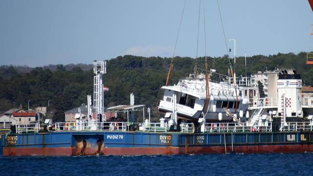 Turistički brod Brijunka dotegljen u Uljanik
