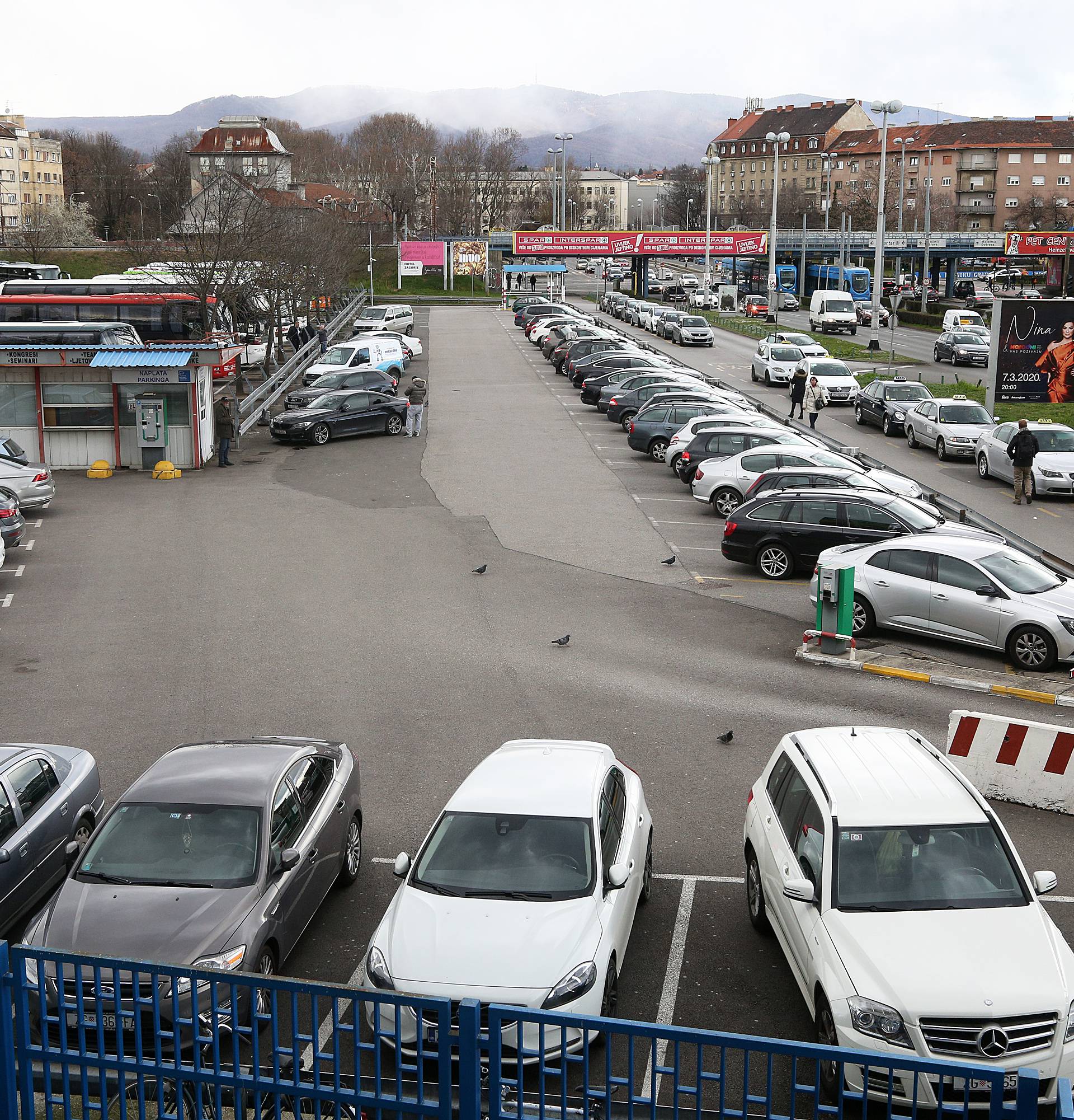 Do auta je teško bez gotovine: Stari uređaj ne prima kartice...