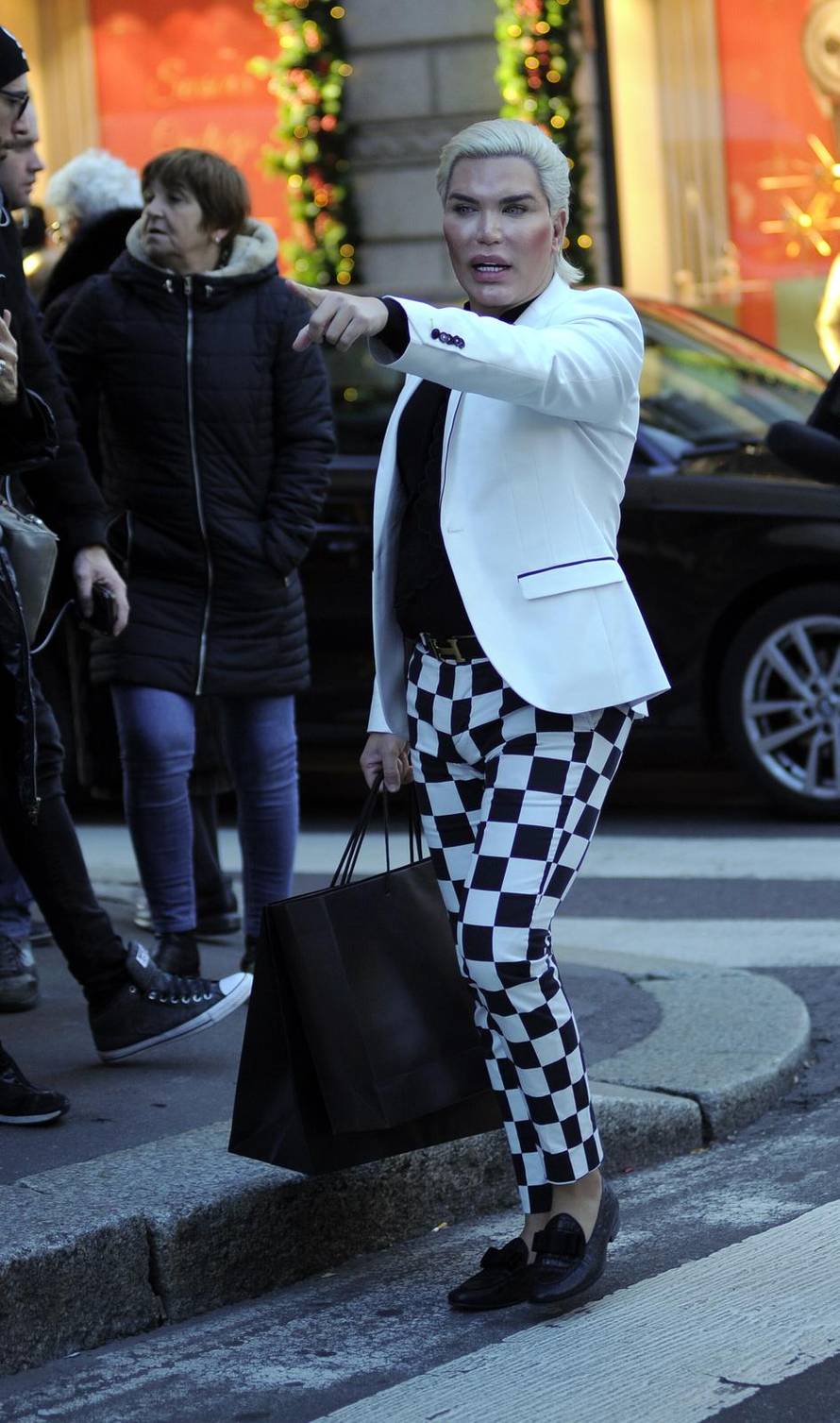 'Ljudski Ken' Rodrigo Alves upotpunjuje svoju garderobu šopingom u Milanu