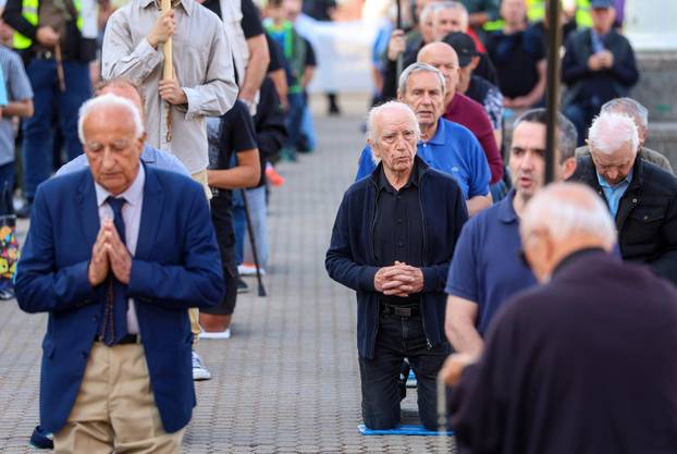 Zagreb: Molitelji na glavnom gradskom trgu