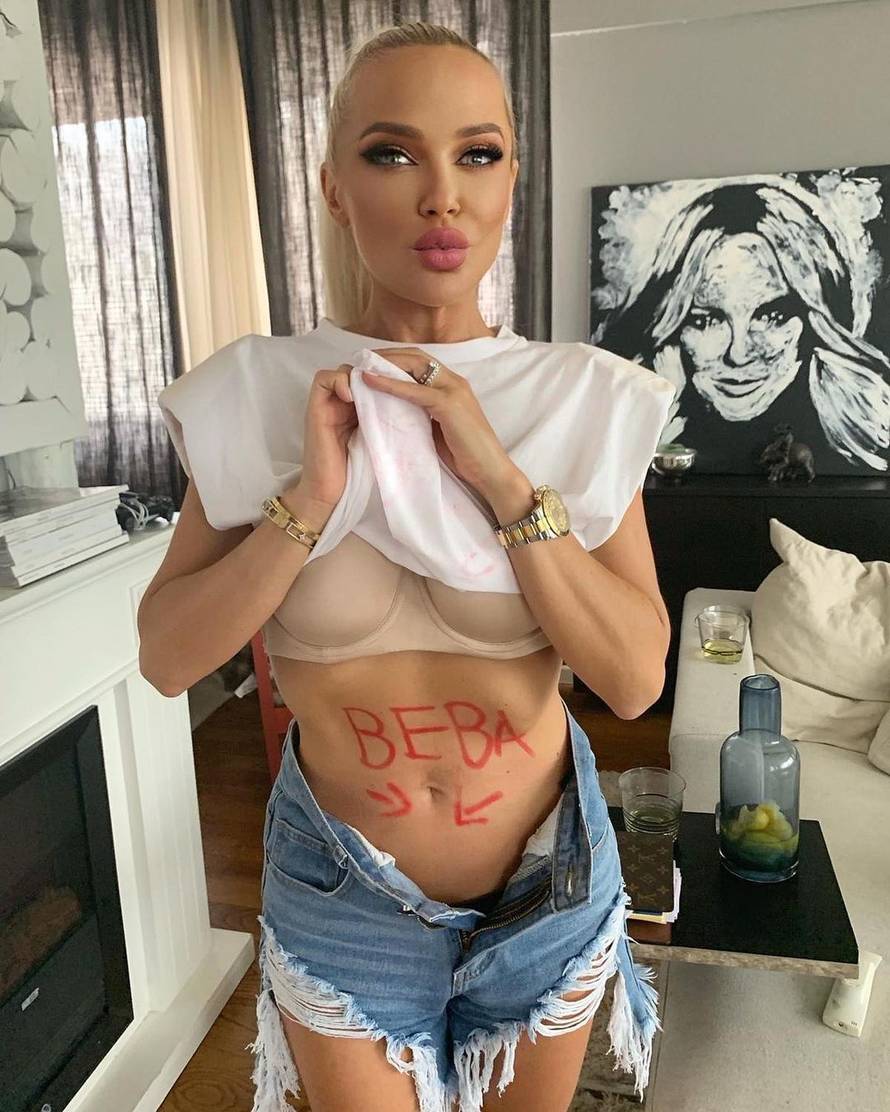 Oduševila sve: Šuput pokazala trbuščić u 23. tjednu trudnoće...