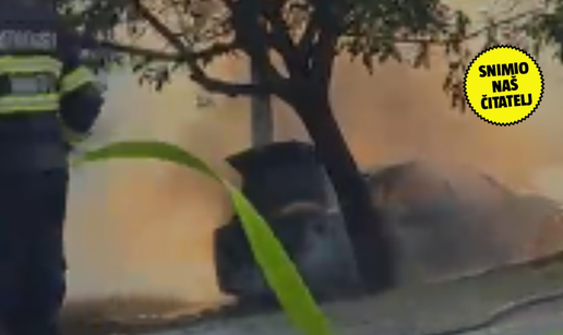 VIDEO Buktinja u Sikirevcima: Potpuno je izgorio automobil