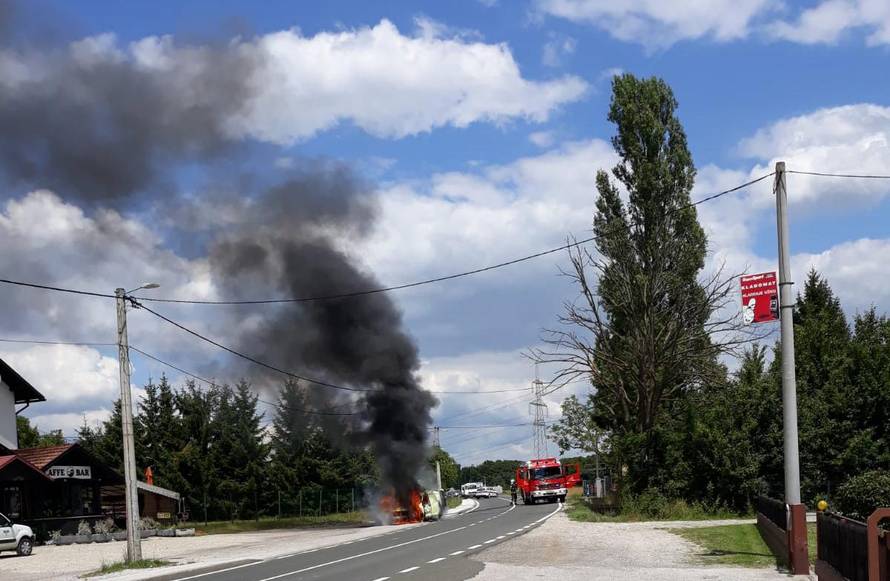 Buknuo auto kod Samobora: 'U njemu bile plinske boce, vozač uspio pobjeći u zadnji tren'