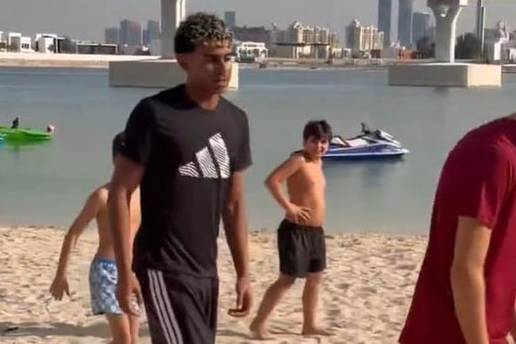 VIDEO Lamine Yamal igrao nogomet s djecom u Emiratima!