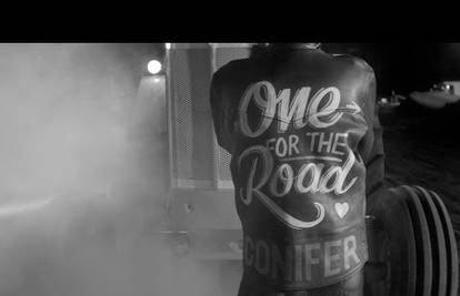 Arctic Monkeys objavili spot za pjesmu "One For The Road"