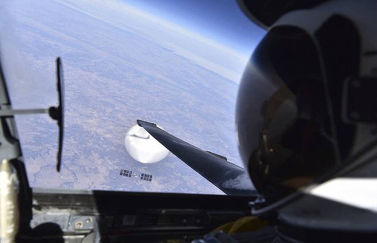 Dosad neviđene fotke: Američki vojni pilot snimio je selfie s kineskim špijunskim balonom