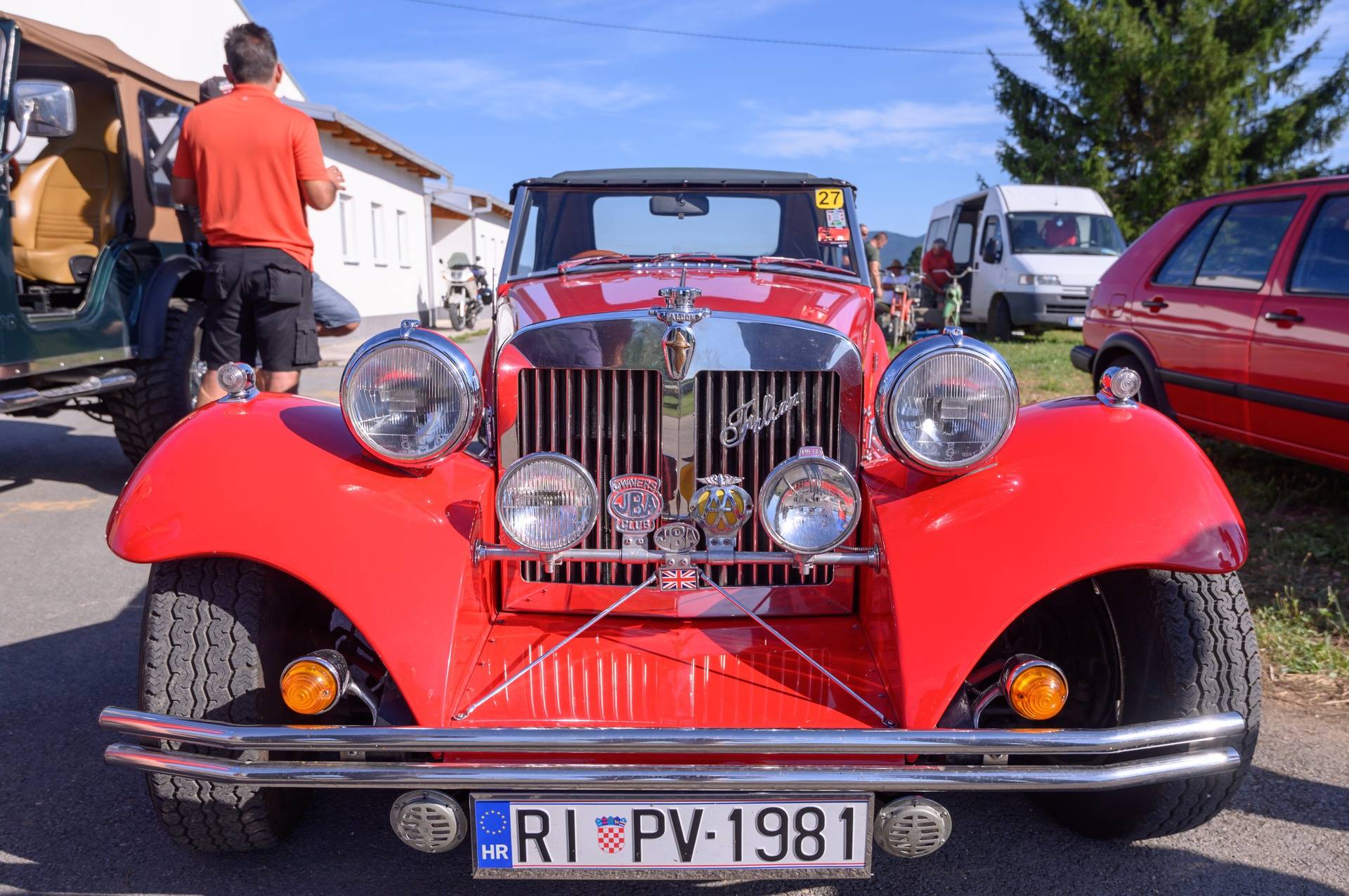 Okupljanje ljubitelja oldtimera na sportskom aerodromu u Otočcu