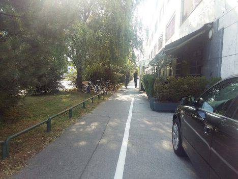 Ovo je nova biciklistička staza u Zagrebu: Malo po cesti pa malo preko rubnika, na sredini - stup