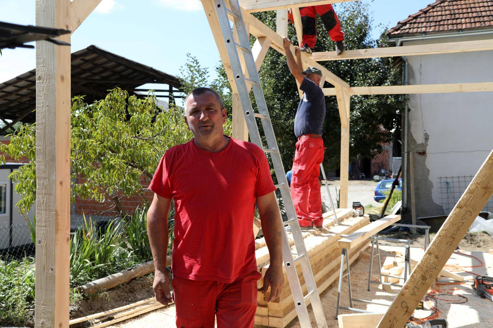 Majstor koji gradi kuće ljudima na Baniji: 'Cijene materijala su poskupile, otišle su u nebo'