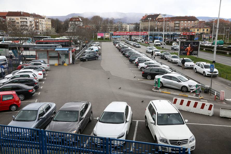 Do auta je teško bez gotovine: Stari uređaj ne prima kartice...