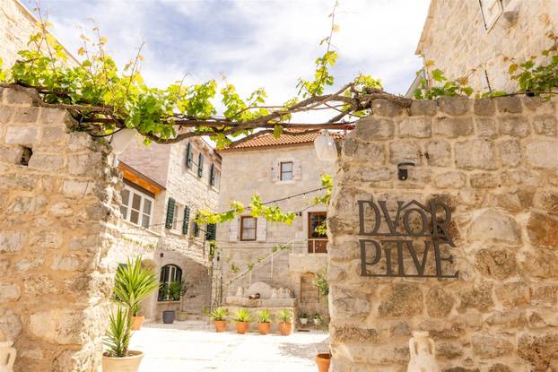Dvor Pitve Villas