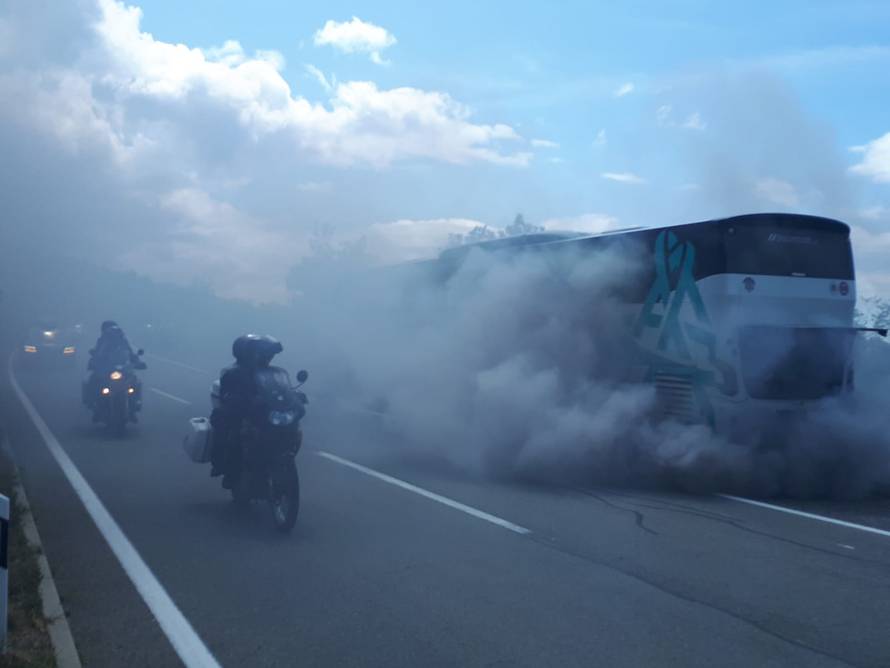 Autobus je dimio poput starog Wartburga, putnici pobjegli van