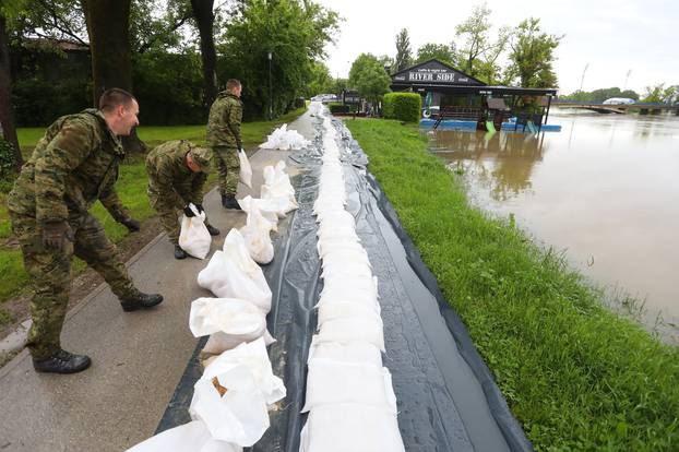 Karlovac: Uz rijeku Koranu vojska postavlja zečje nasipe