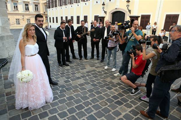 ARHIVA - 2015. Zagreb: Emotivni susret Antonije Bla?e i Hrvoja Brle?i?a uo?i njihova vjen?anja