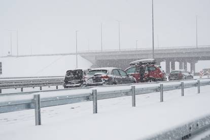 Nekoliko sudara na autocesti Zagreb - Beograd uslijed snijega i vjetra 