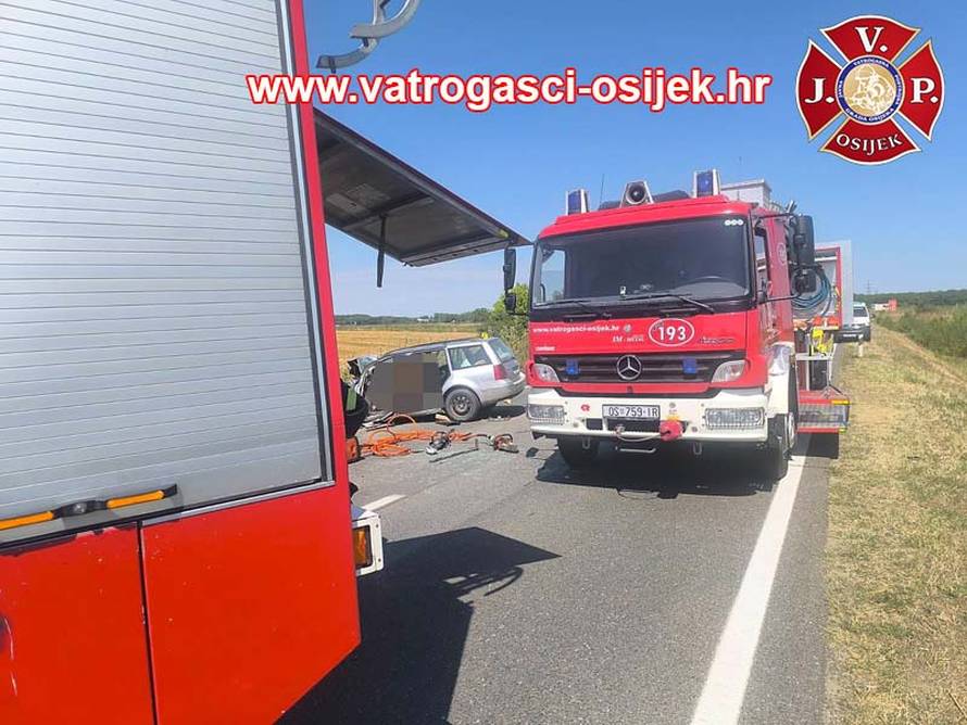 Užas! Uznemirujuće fotografije: Čovjek poginuo na licu mjesta, a auto se od siline skroz smrskao