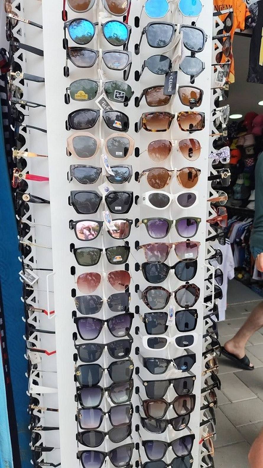 Armani, Hermes, Prada, Real. Carinici u akciji. Pogledajte što su sve zaplijenili na obali