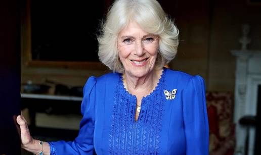 Kraljica Camilla za 79. ro&dstrok;endan dobila novi portret i najavila podjelu knjiga djeci diljem UK-a