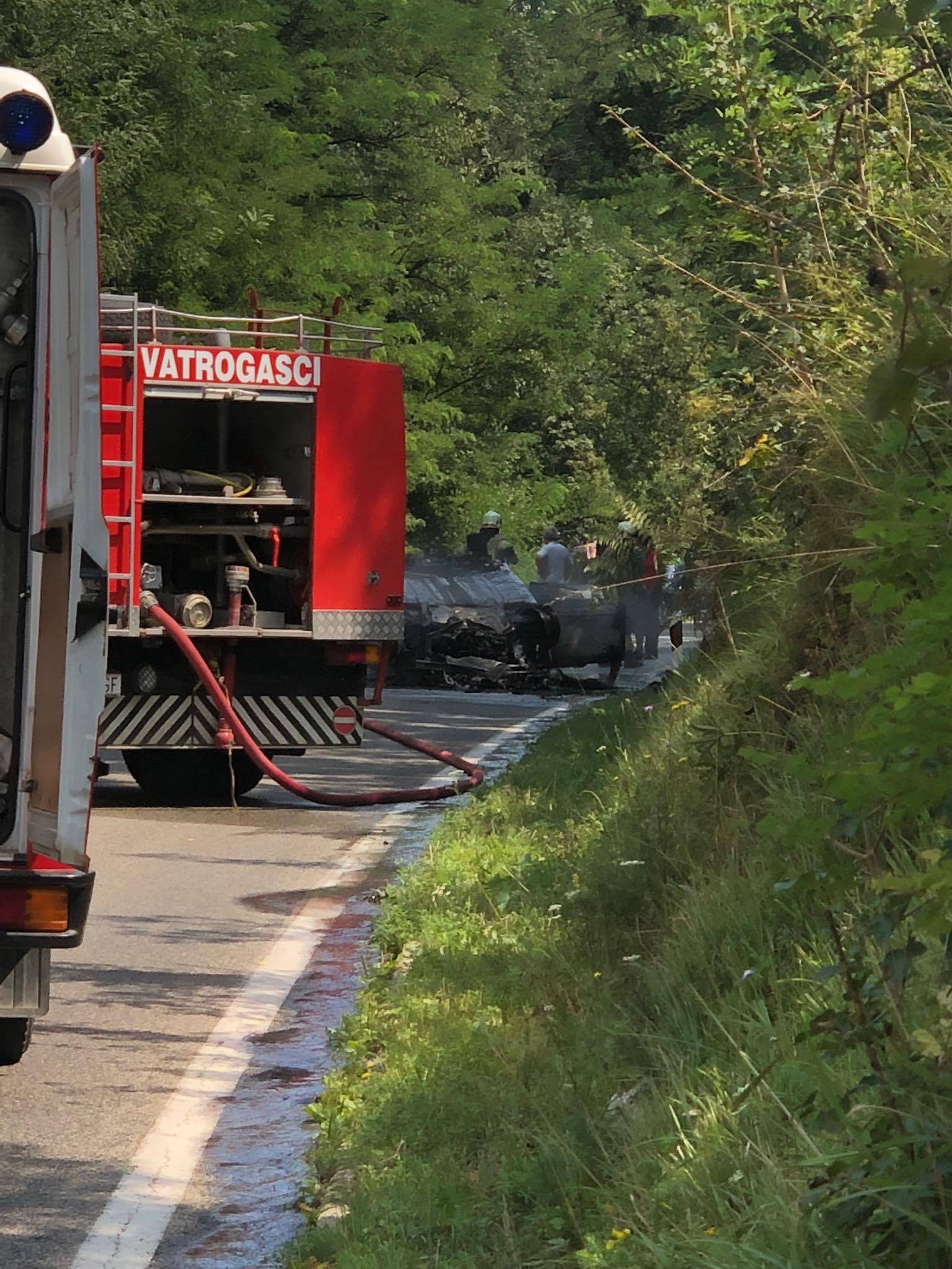 Na cesti kod Zvečaja planuo je automobil, dvoje je ozlijeđeno