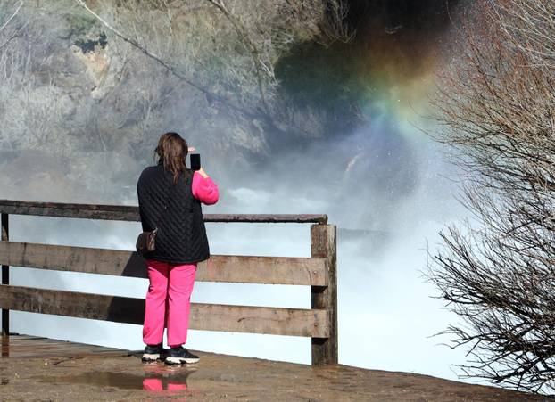Knin: Slap Kr?i?, poznatiji kao Topoljski buk ili Veliki buk ukrašen dugom