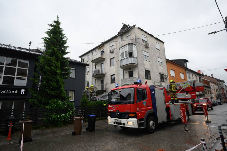 Zagreb: Krov kuće oštećen u nevremenu na Ljubljanici, vatrogasci saniraju štetu