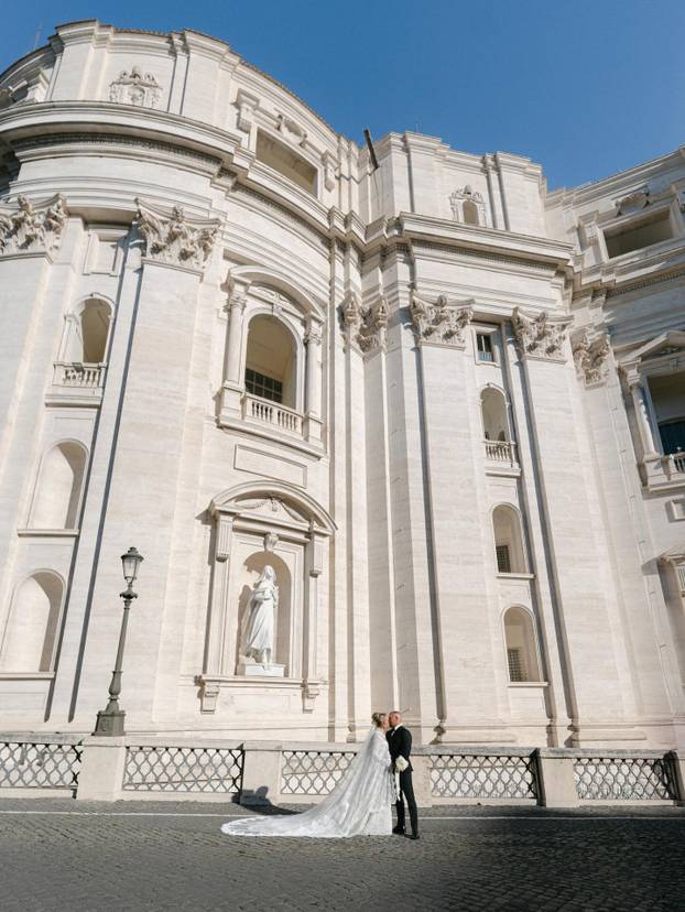 Varao ju je i silovao drugu, ona ga nije puštala. Vjenčali su se u Vatikanu. Conor objavio detalje