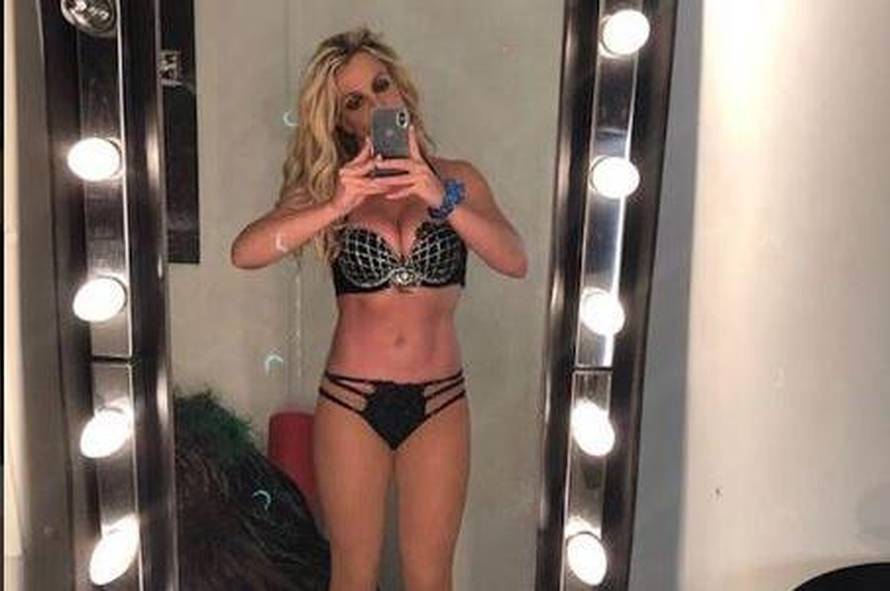 Britney skombinirala 'ljetne' čizme uz badić: Skidaj taj užas