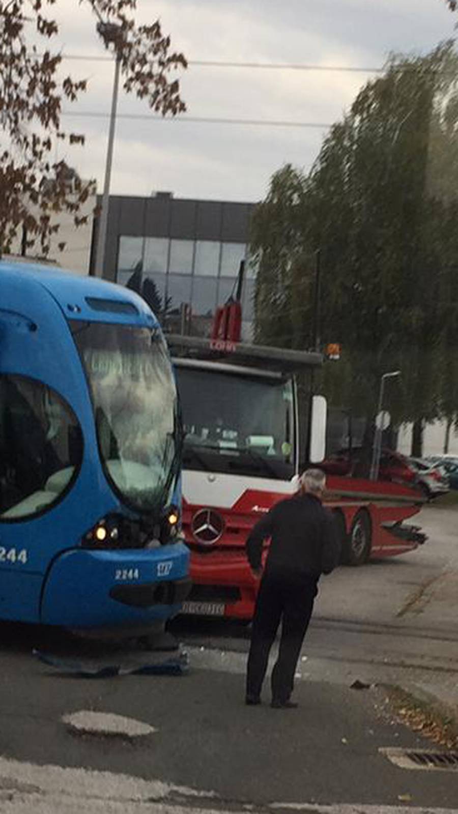 Izbacio ga iz tračnica: Kamion se zabio u tramvaj na Žitnjaku