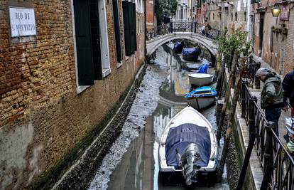 Što je ovo?! Kanali u Veneciji 'presušili', gondole su u mulju