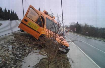 Sletio Opelom s nizbrdice i ostao visiti iznad ceste