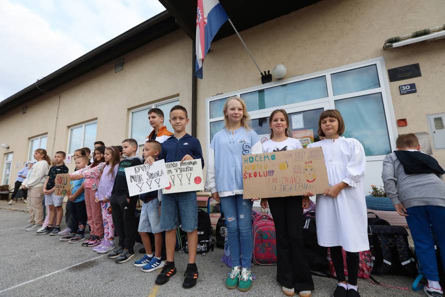 Zagreb: Prosvjed roditelja i djece Donjeg Dragonošca koja nastavu pohađaju u vatrogasnom domu