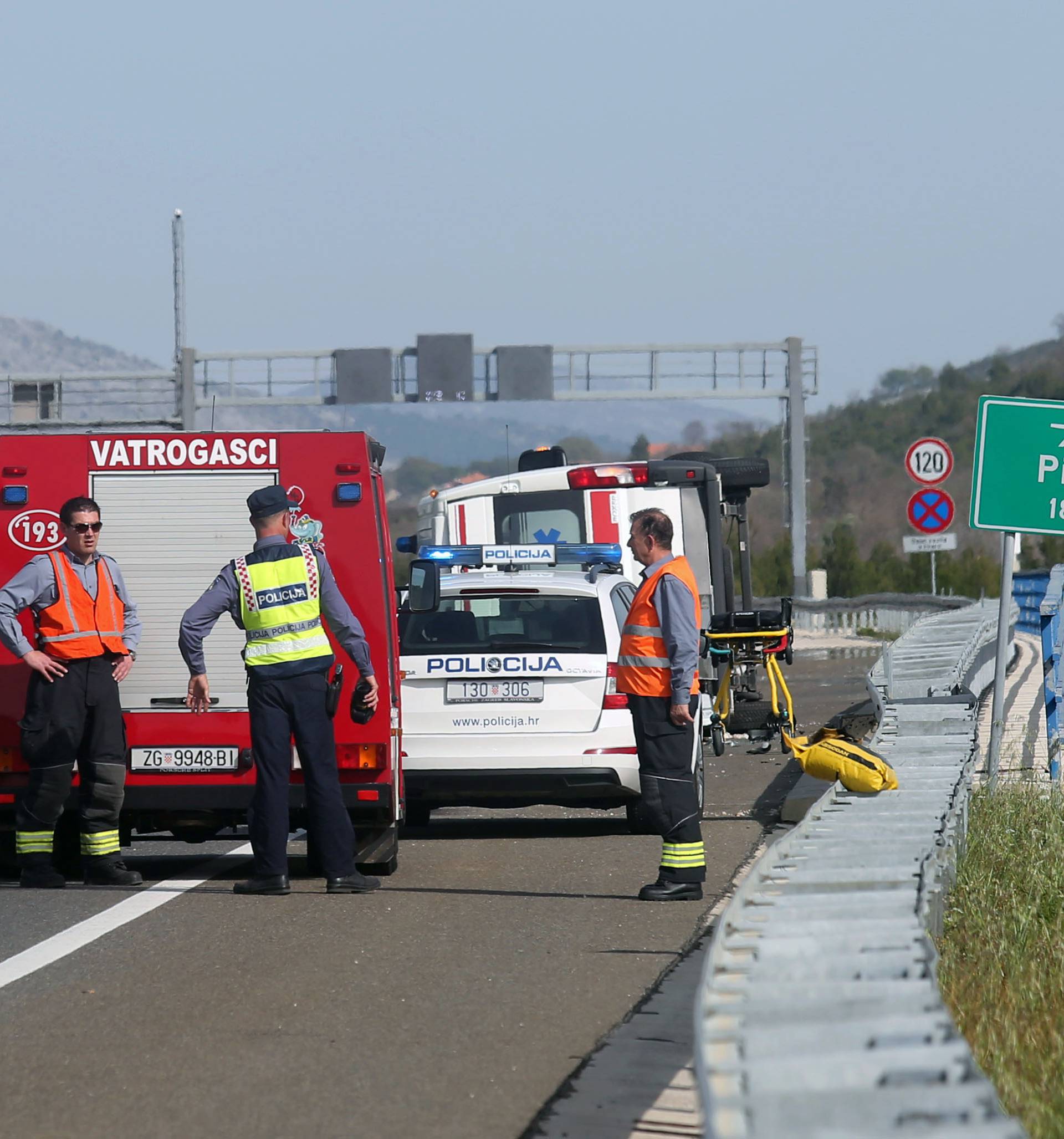 Vozilo Hitne pomoći izletjelo s autoceste, stradalo dvoje ljudi