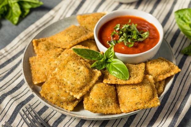 Homemade,Fried,Raviolis,With,Basil,And,Marinara,Sauce