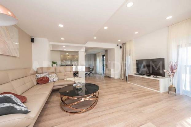 FOTO Privatna plaža i infinity bazen: Moderna vila blizu Zadra prodaje se za 3 milijuna eura