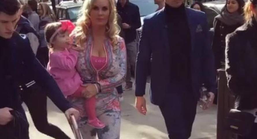 Kad bujna guza Coco T prolazi ulicom, i pločnik treba usisati