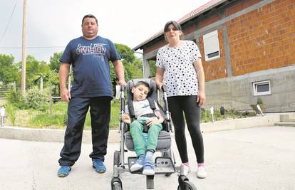 Očajni roditelji iz Požege: 'Dijete nam se guši u bolovima, a u bolnici ga ne žele primiti'