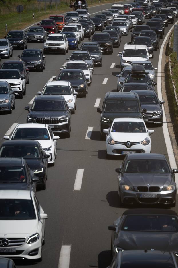 Zagreb: Pojačan promet u smjeru prema moru ispred NP Lučko