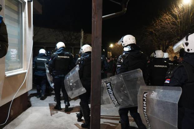 Na većini birališta tijekom lokalnih izbora u Srbiji došlo do incidenata i prosvjeda, intervenirala i policija