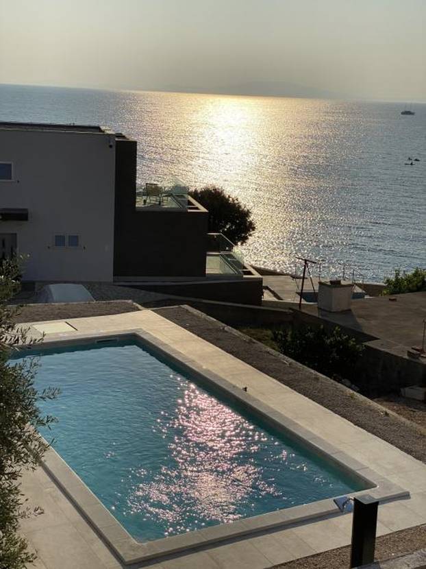 Prodaje se vila u Lunu s velikim bazenom: Cijena? Ma sitnica...